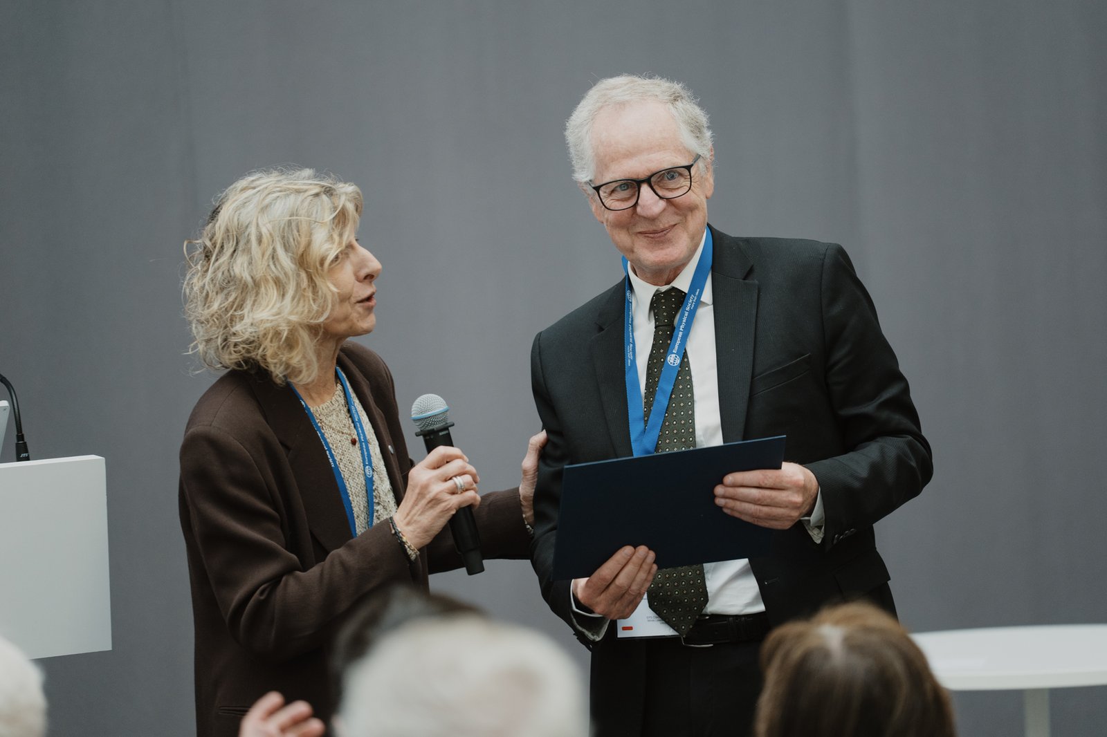 Mairi Sakellariadou awards the Certificate to Jean Dalibard