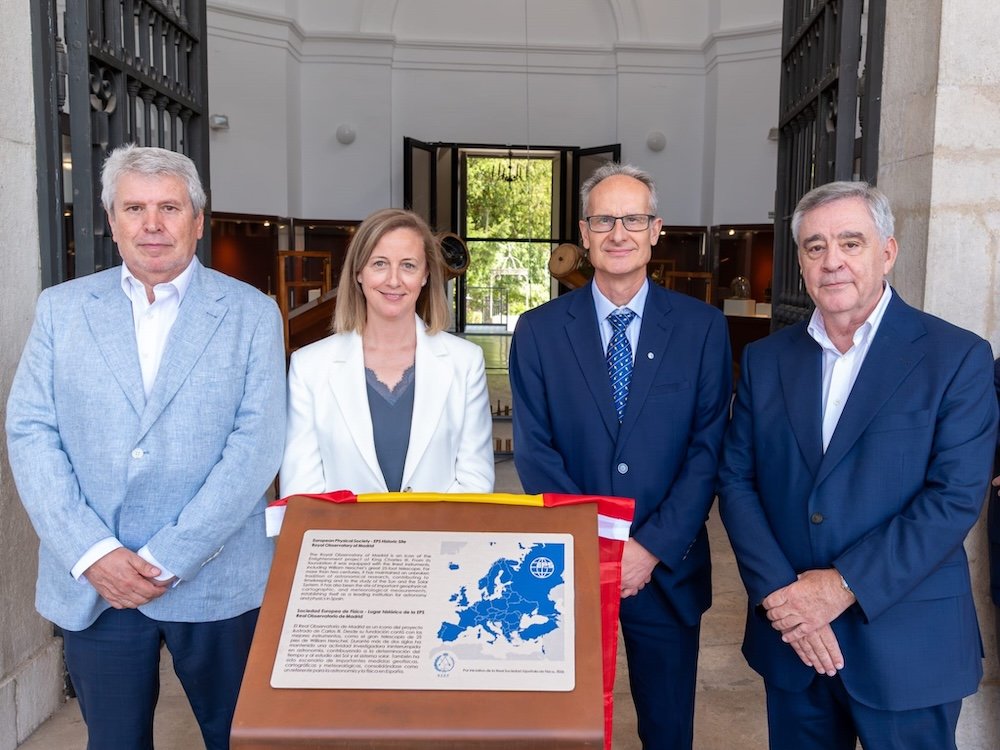 Standing behind the commemorative plaque (from left to right): Luis Viña, President of the Spanish Royal Society of Physics (RSEF); Laura Barbas, Director General of the Spanish National Geographic Institute (IGN); José María de Teresa, President of the European Physical Society (EPS); and Rafael Bachiller, Director of the Real Observatorio Astronómico de Madrid.