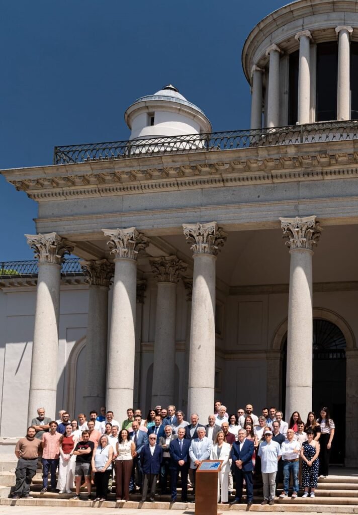 Observatory staff and other participants gathered in front of the Villanueva Building, the oldest and most prominent building on the campus of the Real Observatorio Astronómico de Madrid.