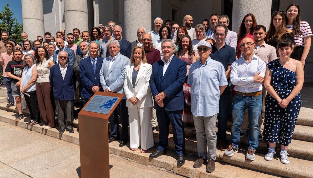 Group photograph of Observatory staff, dignitaries and invited guests beside the commemorative plaque in front of the historic Villanueva Building.